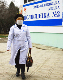 Рядові медики з передової не відступають