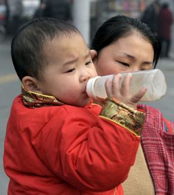 Китай стратив бізнесменів, які виробляли «меламінове» дитяче харчування