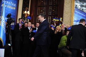 Віктор Янукович: вихід на люди під оплески. (Фото Тетяни ШЕВЧЕНКО.)
