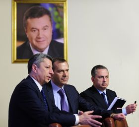 Під поглядом мудро–лукавим
