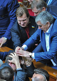 Донія не помічають