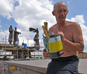 Засновників — на місце