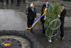 «Вісім тисяч доларів. Хто більше?»