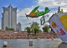 Летить, як сокира
