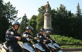 Велосипеди, коні, скутери...