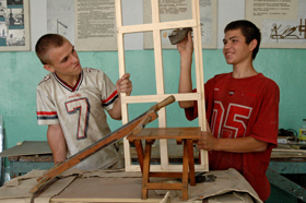 Той будує, той руйнує