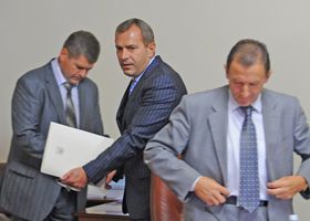 Азаров повернеться, Азаров нас розсудить!..