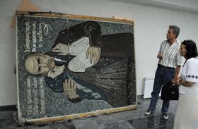 А портрети падають...
