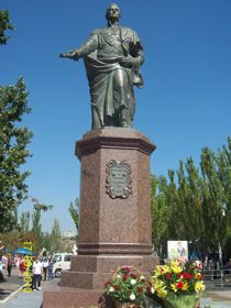 Де цар стояв — там Ленін iз графом