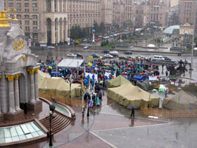 «Революцію» розігнав дощ