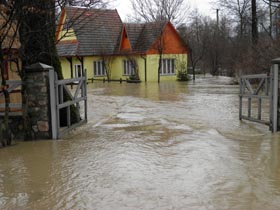 Ллється вода через край