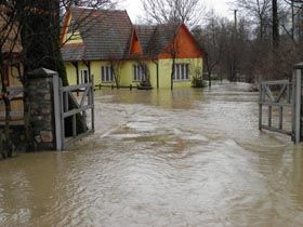 Ллється вода через край