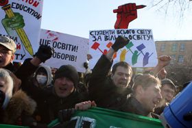 Угору підніміть квитки!