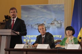 Київ: рівняння на Гонконг