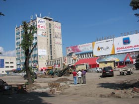 За парканами міста не видно