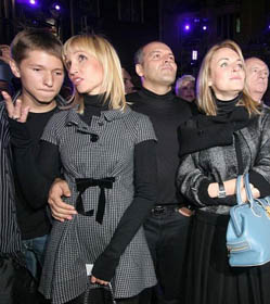 І ще одна дівчинка