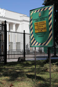 Ні достукатись, ні перелізти