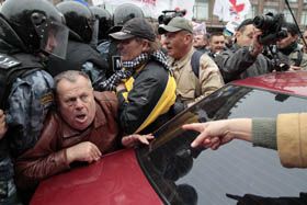 Зібралися, побилися, оголилися...