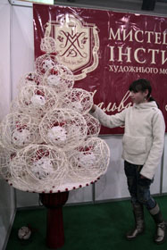 На столі виросла ялинка...