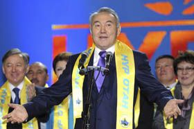 Мажиліс, зметикований на трьох
