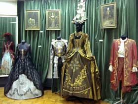 Художник iз костюмів «одягає» характери