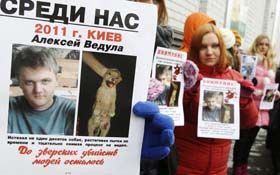 «А як щенят ножем поров — не боляче було?!»