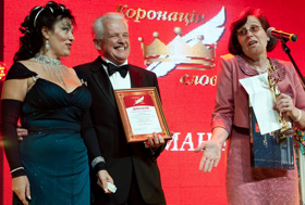 Дівчина на кулі. Із короною