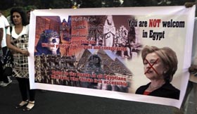 Хілларі зустріли з яйцями