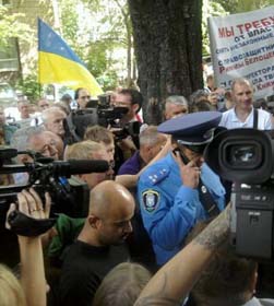 А тепер нам затикають рота