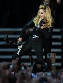 Мадонна з пістолетом