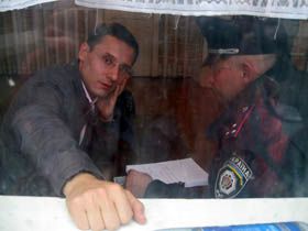 Олег Яценко дає пояснення співробітникові міліції на скандальній дільниці у Вахрушевому. Фото Уляни КОВАЛЬЧУК.