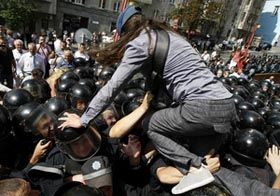Більше протестів, непартійних і насильницьких