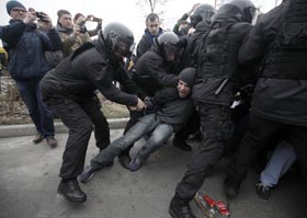 Люди в чорному