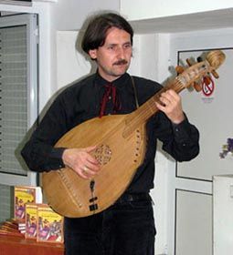 Хто не знає бандури?