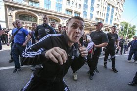 Вибори–2015 почалися: бійки навколо «фашистів» із залученням бронетехніки