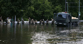 Нетиха вода греблю рве