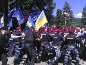 Яєчний залп для Симоненка