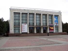 Ремонт іде, театр працює