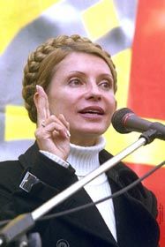 Тимошенко не падає й від «пострілу»