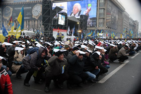 Як зробити Миколу Яновича почесним пенсіонером?