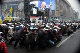 Як зробити Миколу Яновича почесним пенсіонером?