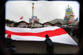 Сидіти мають інші