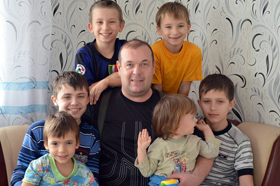 Один тато на шістьох