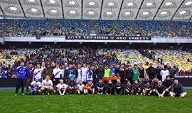 Фанати — грають, футболісти — простоюють