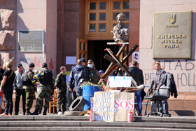Натовп над Дніпром