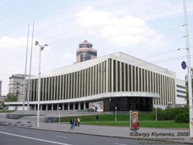 Палац, блондинка і скрипаль Януковича