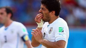 Уругвай вирвав «плей-оф» зубами Суареса