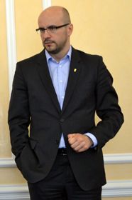 Дерибан із люстрацією