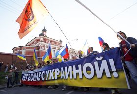 «Руки геть від України!»