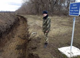 Приперти до стіни